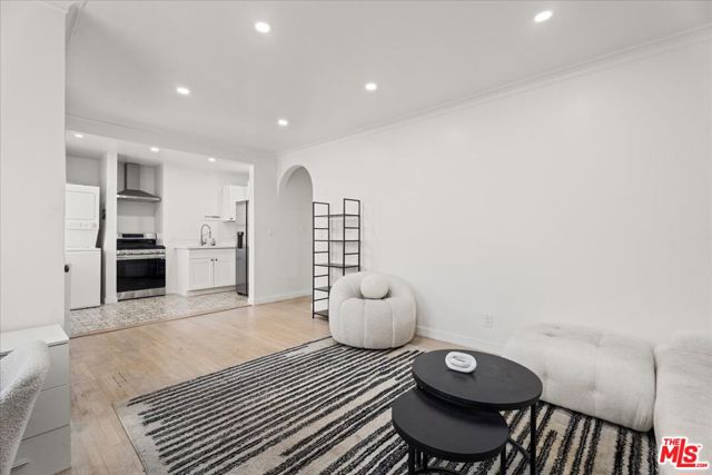 205 1/2 S Reeves Drive, Beverly Hills CA: https://media.crmls.org/mediaz/c4593707-f87c-4be0-85b7-11933fdc5ed4.jpg