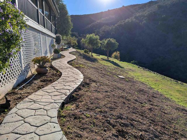 Detail Gallery Image 18 of 31 For 1925 Robinhood Rd, Vista,  CA 92084 - 5 Beds | 4/1 Baths