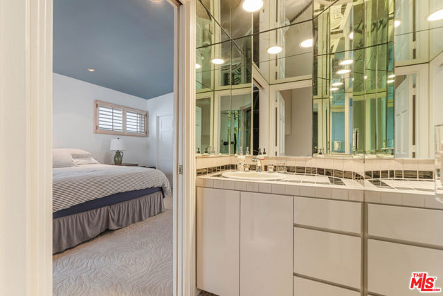 4611 Roma Court, Marina del Rey CA: https://media.crmls.org/mediaz/c45ac1f1-5c07-412d-b619-d63358bfc4f2.jpg