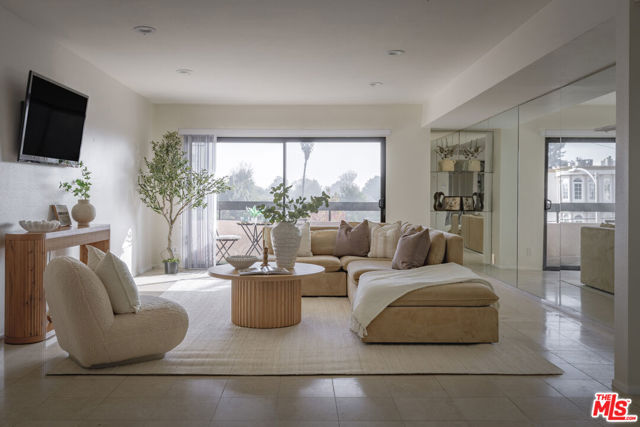 4829 Whitsett Avenue, Valley Village CA: https://media.crmls.org/mediaz/c45c066e-aa91-425e-81e1-6730b20a789c.jpg