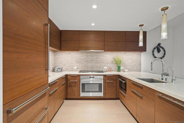 888 W E St, San Diego CA: https://media.crmls.org/mediaz/c45ce02f-586e-4747-bbac-fefce627d386.jpg