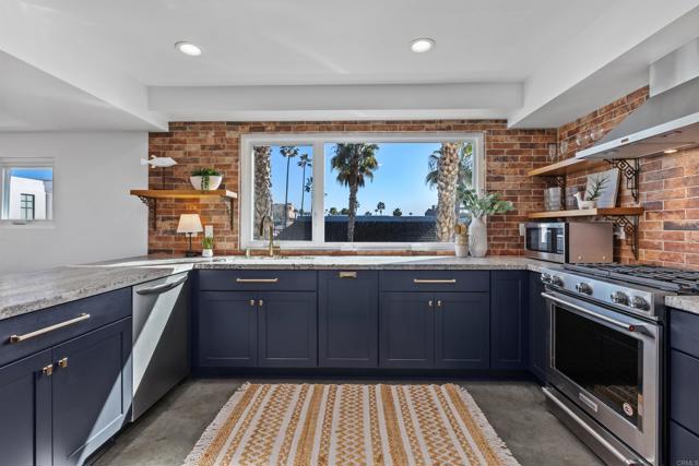 Detail Gallery Image 13 of 55 For 401 N Coast Hwy #301,  Oceanside,  CA 92054 - 3 Beds | 3 Baths