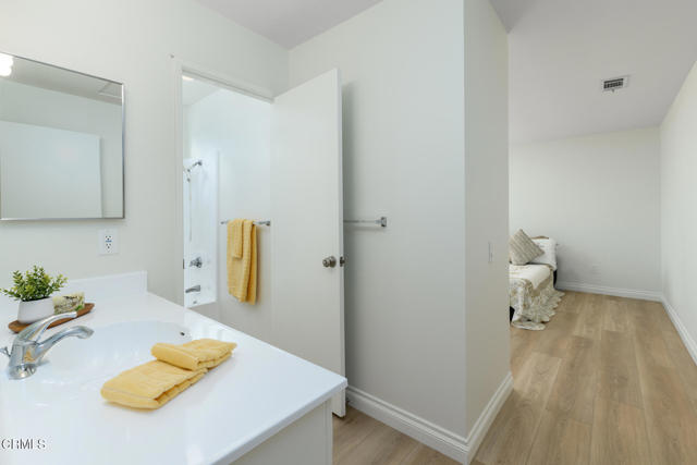 Detail Gallery Image 7 of 37 For 24121 Village 24, Camarillo,  CA 93012 - 2 Beds | 2 Baths