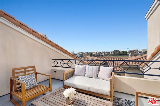 625 9th Street, Hermosa Beach, California 90254, 3 Bedrooms Bedrooms, ,2 BathroomsBathrooms,Residential,Sold,9th,25523845