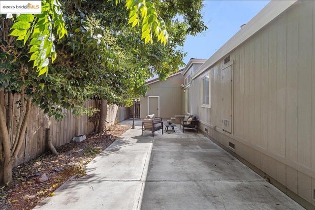 33526 4th ST, Union City CA: https://media.crmls.org/mediaz/c45e8894-b9c9-4d30-bcc2-a318926ee81e.jpg