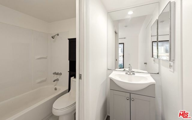 4628 Don Lorenzo Drive, Los Angeles CA: https://media.crmls.org/mediaz/c461253d-bb30-4fe2-81d6-c8e9206f8d56.jpg