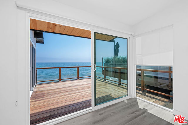 25154 Malibu Rd, Malibu CA: https://media.crmls.org/mediaz/c461405e-f783-4723-94ea-6bbabf5d1719.jpg