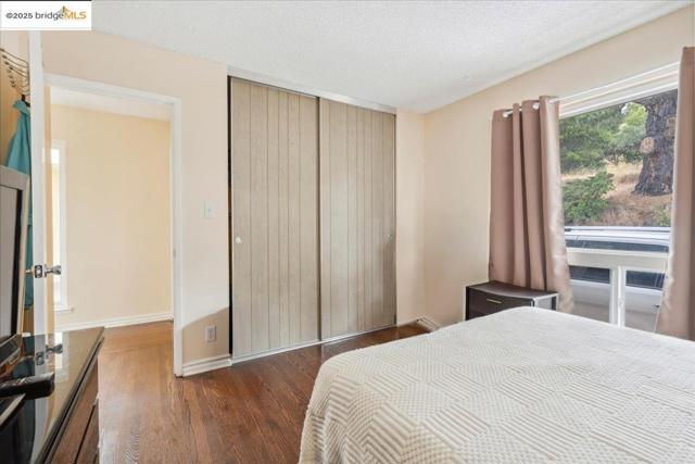 11772 Cranford Way, Oakland CA: https://media.crmls.org/mediaz/c462dd85-6834-4bf5-ac08-fa8c35336286.jpg