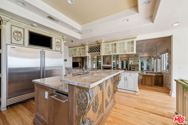 3303 Clerendon Road, Beverly Hills CA: https://media.crmls.org/mediaz/c4630cd0-8730-4f3e-9f52-7798eaef3b9e.jpg