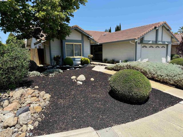 6291 Calle Fuego, Pleasanton CA: https://media.crmls.org/mediaz/c4633e00-0c89-4c46-97d1-3a0c4b31f383.jpg