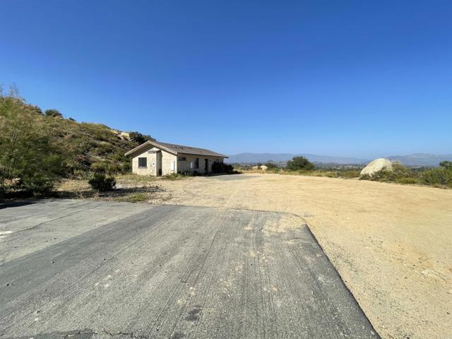12478 Hillpoint Court, Valley Center CA: https://media.crmls.org/mediaz/c463a37a-be9a-4ab1-ba14-d2c5ebde084f.jpg