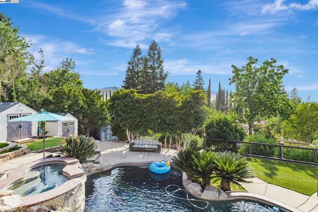 324 Merrilee Place, Danville CA: https://media.crmls.org/mediaz/c463a87f-df22-4a82-b642-4b20a40336aa.jpg