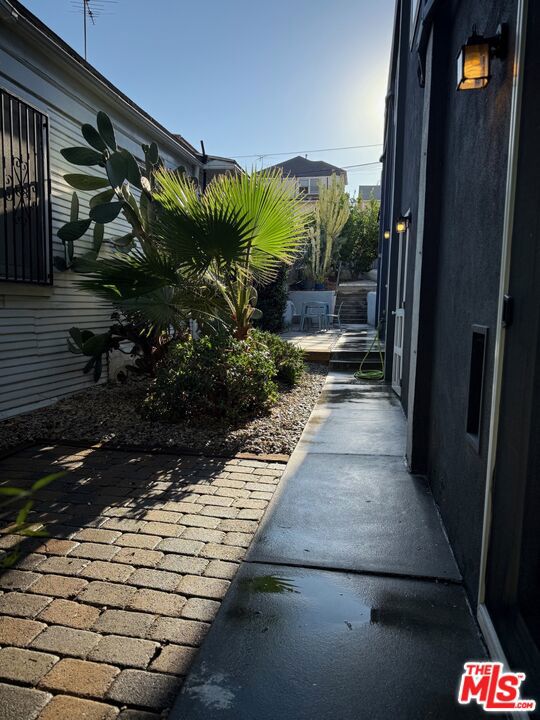 648 N Grand Avenue, Los Angeles CA: https://media.crmls.org/mediaz/c463e46c-f7cb-4cb1-ae3b-b3d3b5306569.jpg