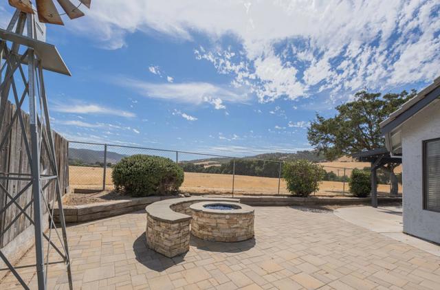46480 Pine Meadow Place, King City CA: https://media.crmls.org/mediaz/c463f0bc-dec8-4e12-8812-3d9b34cd86b6.jpg