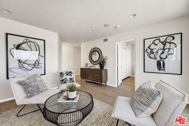 7019 E Seaside Walk, Long Beach CA: https://media.crmls.org/mediaz/c4646657-0e3f-49e3-8306-5628509b950b.jpg