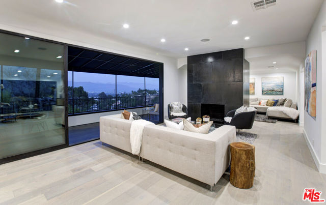 3712 Berry Drive, Studio City CA: https://media.crmls.org/mediaz/c465260a-2dc0-4da2-871d-2af8d6e93d16.jpg