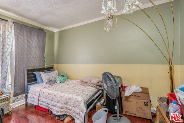 7442 Vineland Avenue, Sun Valley CA: https://media.crmls.org/mediaz/c4660568-741a-4d96-b9f2-947b5787f11e.jpg