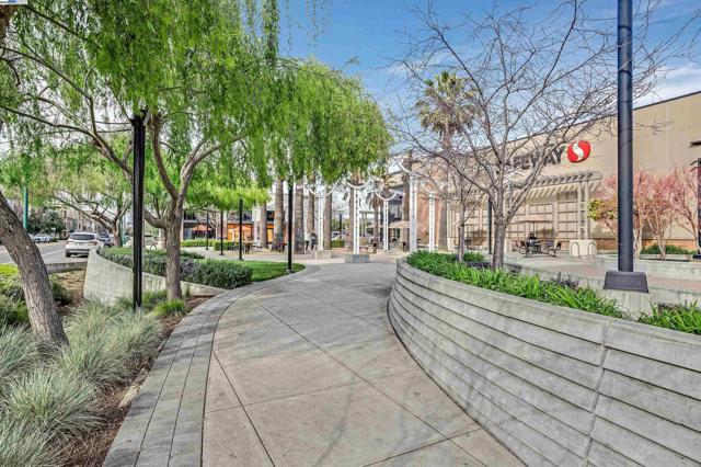 2683 5Th St, Alameda CA: https://media.crmls.org/mediaz/c4663972-fd61-4ed4-9f9f-db50155401e9.jpg