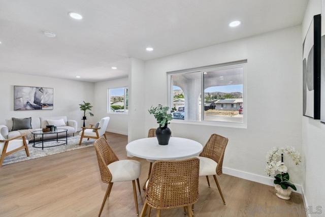 8313 Carlton Oaks Dr, Santee CA: https://media.crmls.org/mediaz/c4664577-58bb-4915-8e11-e9dea98021ce.jpg