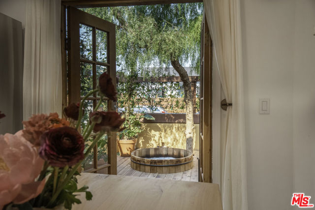 718 Vernon Avenue, Venice CA: https://media.crmls.org/mediaz/c4684330-8723-46dd-a3ef-abb31076d49a.jpg