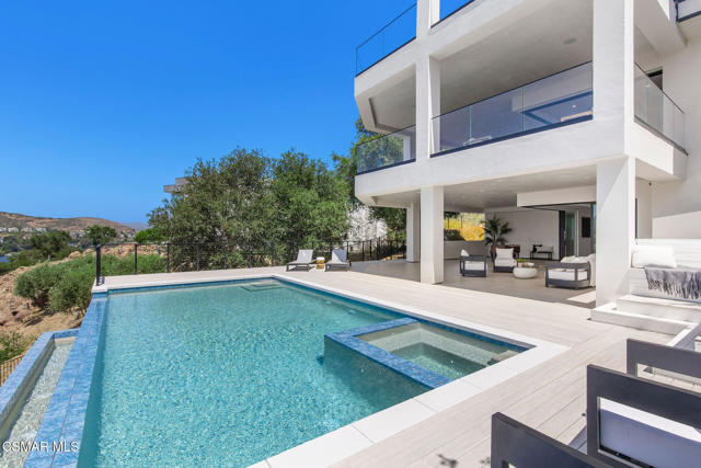 118 Giles Road, Lake Sherwood CA: https://media.crmls.org/mediaz/c468f4c3-dc1b-45f0-92fb-498a6595c8f1.jpg