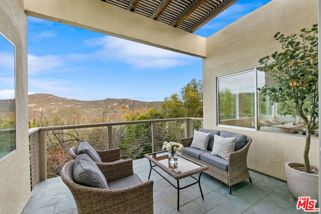 1876 Lookout Road, Malibu CA: https://media.crmls.org/mediaz/c469110c-c105-4630-8ade-6ba5351c56a4.jpg