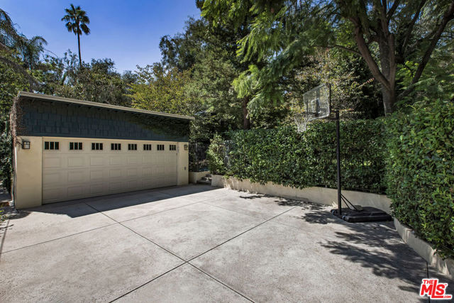 2555 N Altadena Drive, Altadena CA: https://media.crmls.org/mediaz/c469a700-0b58-40b5-afad-d7fffecb3c30.jpg