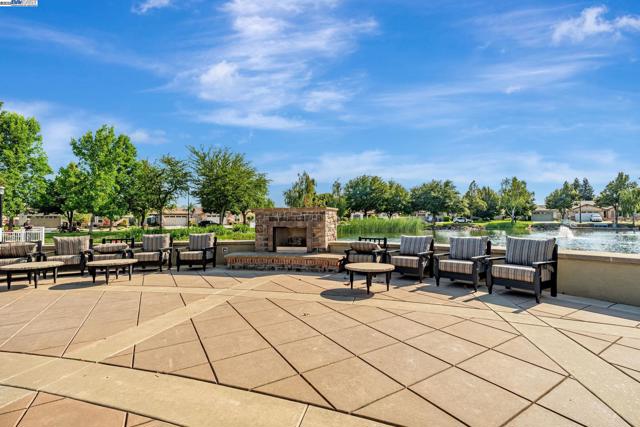 2453 Gardenstone Pl, Manteca CA: https://media.crmls.org/mediaz/c469e1f4-713a-4d34-91d5-4d0eaec366da.jpg