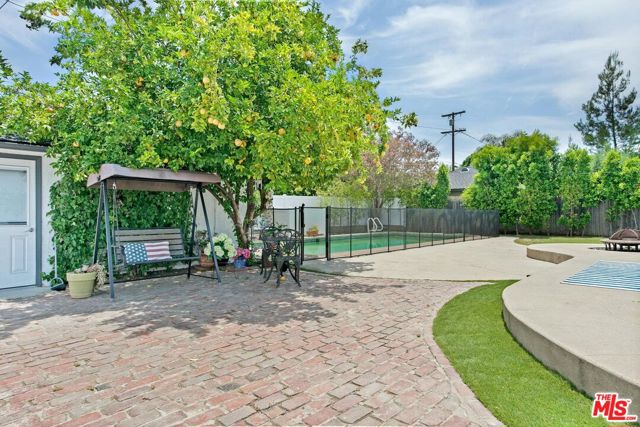 4922 Hayvenhurst Avenue, Encino CA: https://media.crmls.org/mediaz/c46a847e-fd47-4215-bd74-3e7e9af771e2.jpg