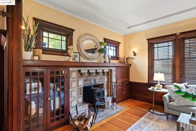 393 43Rd St, Oakland CA: https://media.crmls.org/mediaz/c46bf590-4749-46a0-89f7-4f6950c0d2e3.jpg