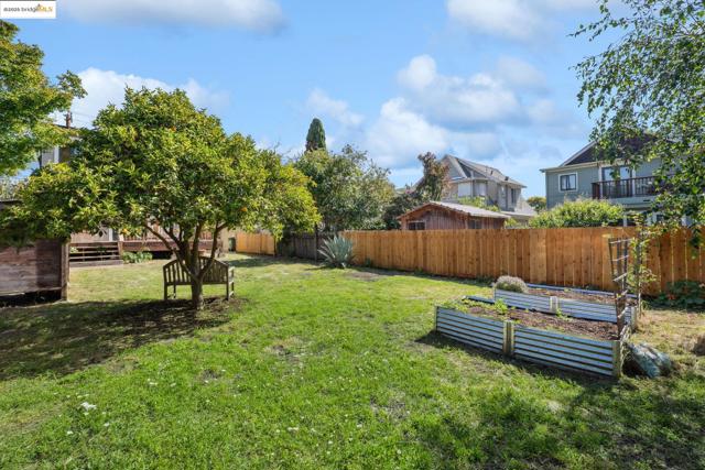 1811 Parker St, Berkeley CA: https://media.crmls.org/mediaz/c46cae13-f68a-4bcc-88b5-7fb9dbf8f7d4.jpg