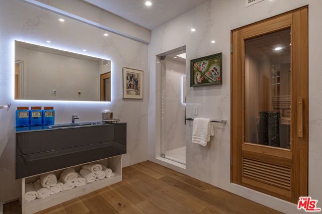 2571 Wallingford Drive, Beverly Hills CA: https://media.crmls.org/mediaz/c46ceb4c-102e-4f55-a4bc-25681d88d69f.jpg