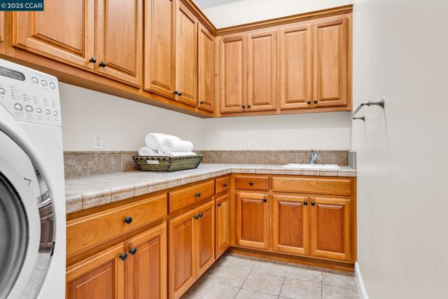 3322 Ashbourne Cir, San Ramon CA: https://media.crmls.org/mediaz/c46d8b2a-2b0b-4d82-a9b9-bfa6a91c10c0.jpg
