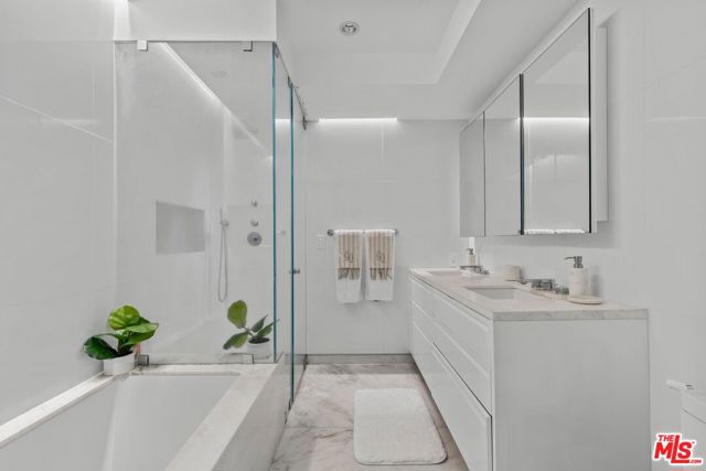 838 N Doheny Drive, West Hollywood CA: https://media.crmls.org/mediaz/c46d8dd7-a5b1-47c9-bef5-531f998fa739.jpg