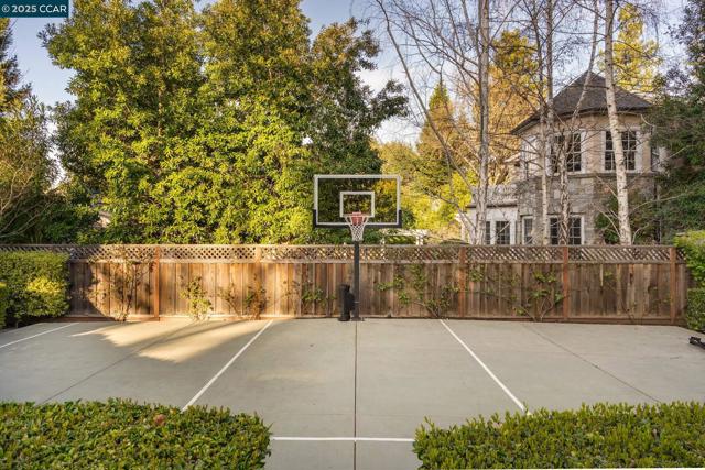 45 Lark Pl, Alamo CA: https://media.crmls.org/mediaz/c46e7513-913d-4fbf-bd89-f33fc9098a1c.jpg
