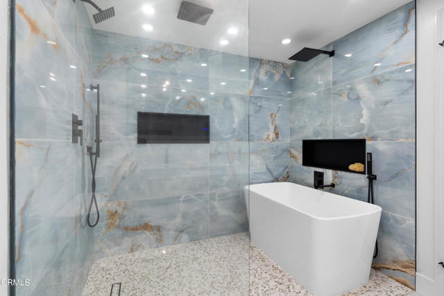 3960 W Hemlock Street, Oxnard CA: https://media.crmls.org/mediaz/c46f0602-140d-4332-bacd-917d76edfbda.jpg