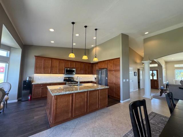525 Heatherwood Estates Drive, Hollister CA: https://media.crmls.org/mediaz/c46f635c-cc58-4570-aadc-628a677b8ce4.jpg