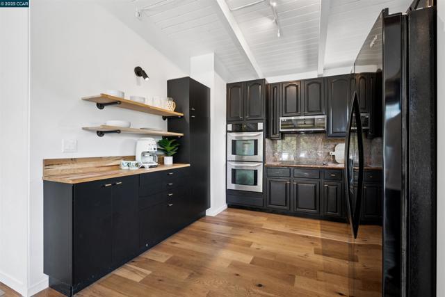 5915 ALHAMBRA AVE, Oakland CA: https://media.crmls.org/mediaz/c46fd317-426d-4241-a244-a04d4dabb171.jpg