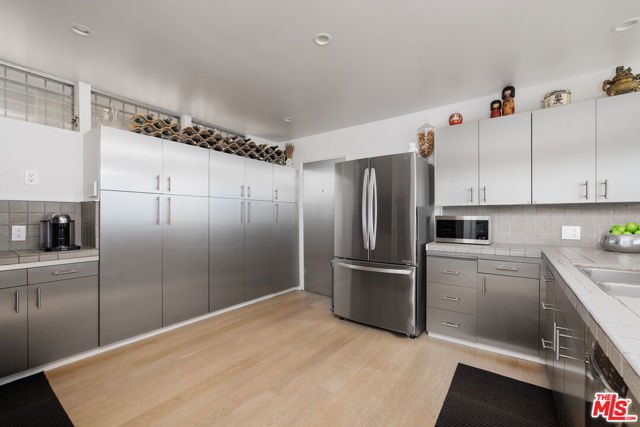 3268 Wrightwood Drive, Studio City CA: https://media.crmls.org/mediaz/c46fd579-b1fd-40f1-8068-98a7d6f31c2a.jpg