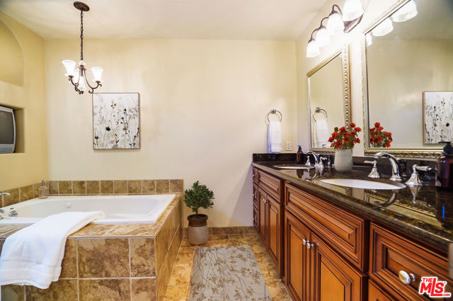 10655 Camarillo Street, Toluca Lake CA: https://media.crmls.org/mediaz/c46ffb5a-910d-4e8b-bf4e-3da278bb8a9b.jpg