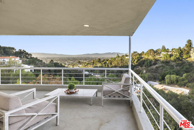 3670 Avenida Del Sol, Studio City CA: https://media.crmls.org/mediaz/c4701535-ffc6-4c9a-9cc2-a99b697491c1.jpg