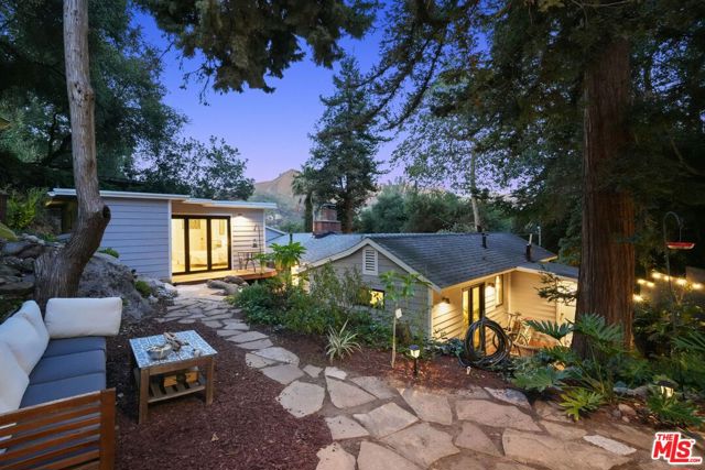 19817 Montau Drive, Topanga CA: https://media.crmls.org/mediaz/c4716b79-b25d-4f28-bbc8-bd2ef96bd927.jpg