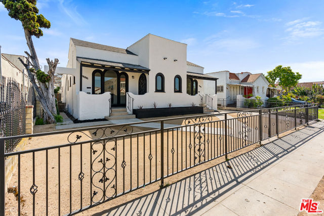 2832 12th Avenue, Los Angeles CA: https://media.crmls.org/mediaz/c473bb78-5d69-47dc-8478-1989b2f61fd8.jpg