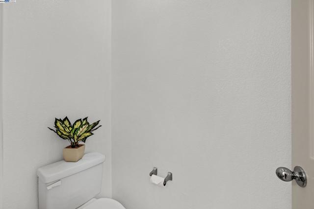 710 City Walk Pl, Hayward CA: https://media.crmls.org/mediaz/c4747bb9-c589-4f70-b314-3e3eff4a83d0.jpg