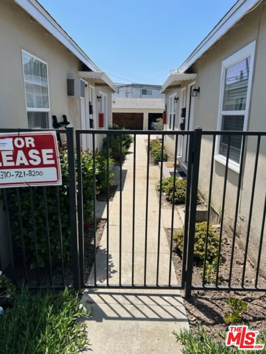 12022 W Washington Boulevard, Los Angeles CA: https://media.crmls.org/mediaz/c4762237-580f-4a55-a197-7a54b5d928c4.jpg