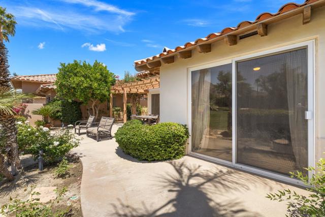 48205 Via Solana, La Quinta CA: https://media.crmls.org/mediaz/c476bb09-780d-4386-bde4-61cb82f8827f.jpg