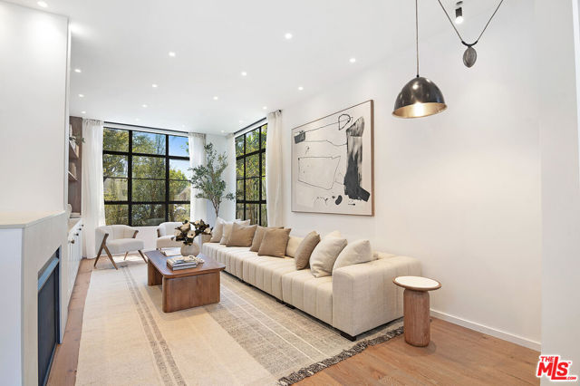 745 E Sunset Avenue, Venice CA: https://media.crmls.org/mediaz/c476e880-bb67-44f7-ba19-6c1fa212db91.jpg