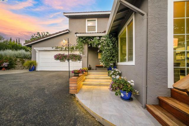 24948 Campus Dr, Hayward CA: https://media.crmls.org/mediaz/c4772b6b-953b-4523-87f4-35490e84e9dc.jpg