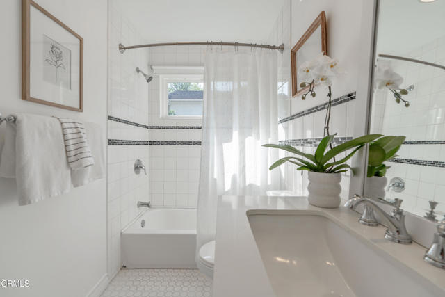 519 Paulette Place, La Canada Flintridge CA: https://media.crmls.org/mediaz/c4778833-cf74-4e70-b556-4f712e4d0cf7.jpg