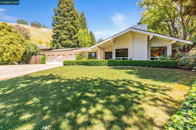 120 Heritage Oaks Pl, Alamo CA: https://media.crmls.org/mediaz/c477c61b-8419-4bce-b5da-f326774cc3f6.jpg